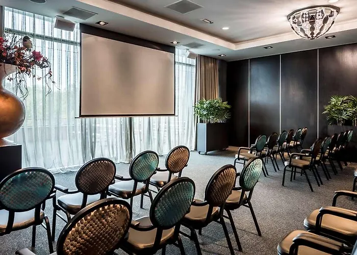 Отель Der Valk 4*